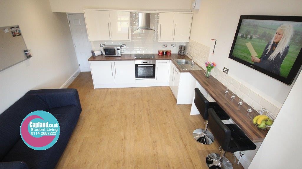 Kitchen/Lounge Area at 11 Rustlings Road